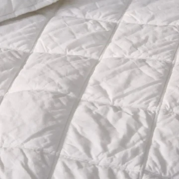 pdp diamondstitch comforter alpinewhite a sp21 detail 33300 2 23e5bd88 eff8 4311 9f8b 8e828f25b735.webp