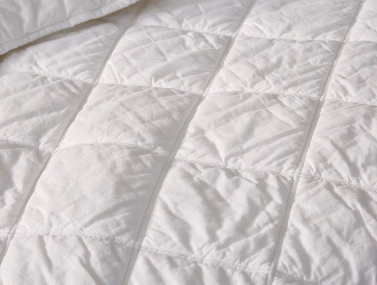 pdp diamondstitch comforter alpinewhite a sp21 detail 33300 2 23e5bd88 eff8 4311 9f8b 8e828f25b735.webp