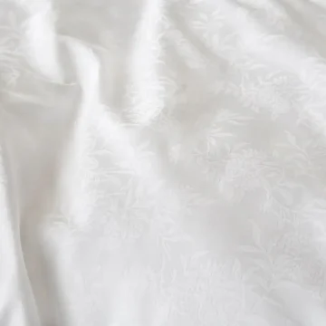 sp25 eecom heirloomsateenjaquardduvet alpinewhite b 074 96821d1a bd50 4ec3 a480 3045c27bcf9d.webp