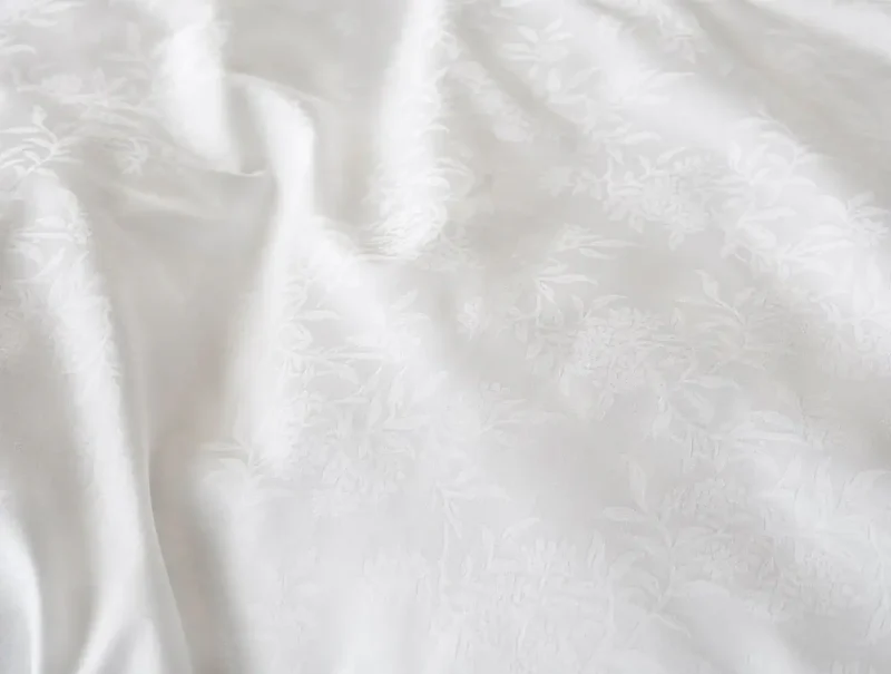 sp25 eecom heirloomsateenjaquardduvet alpinewhite b 074 96821d1a bd50 4ec3 a480 3045c27bcf9d.webp