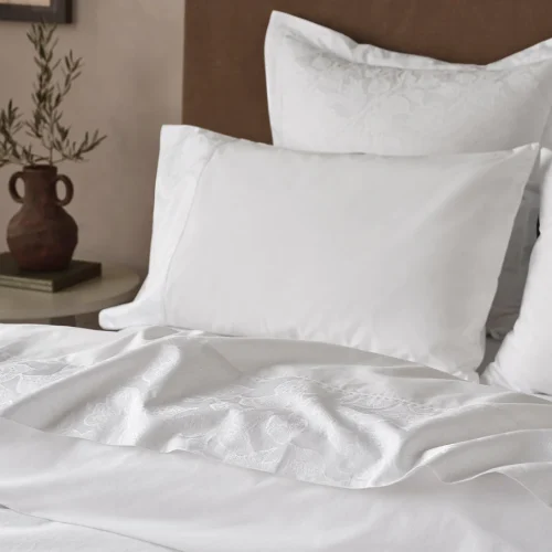 sp25 eecom heritagejacquardborderbed alpinewhite b 024 43bacc20 2e82 4e8c 806b 397e3bf2cb6b.webp