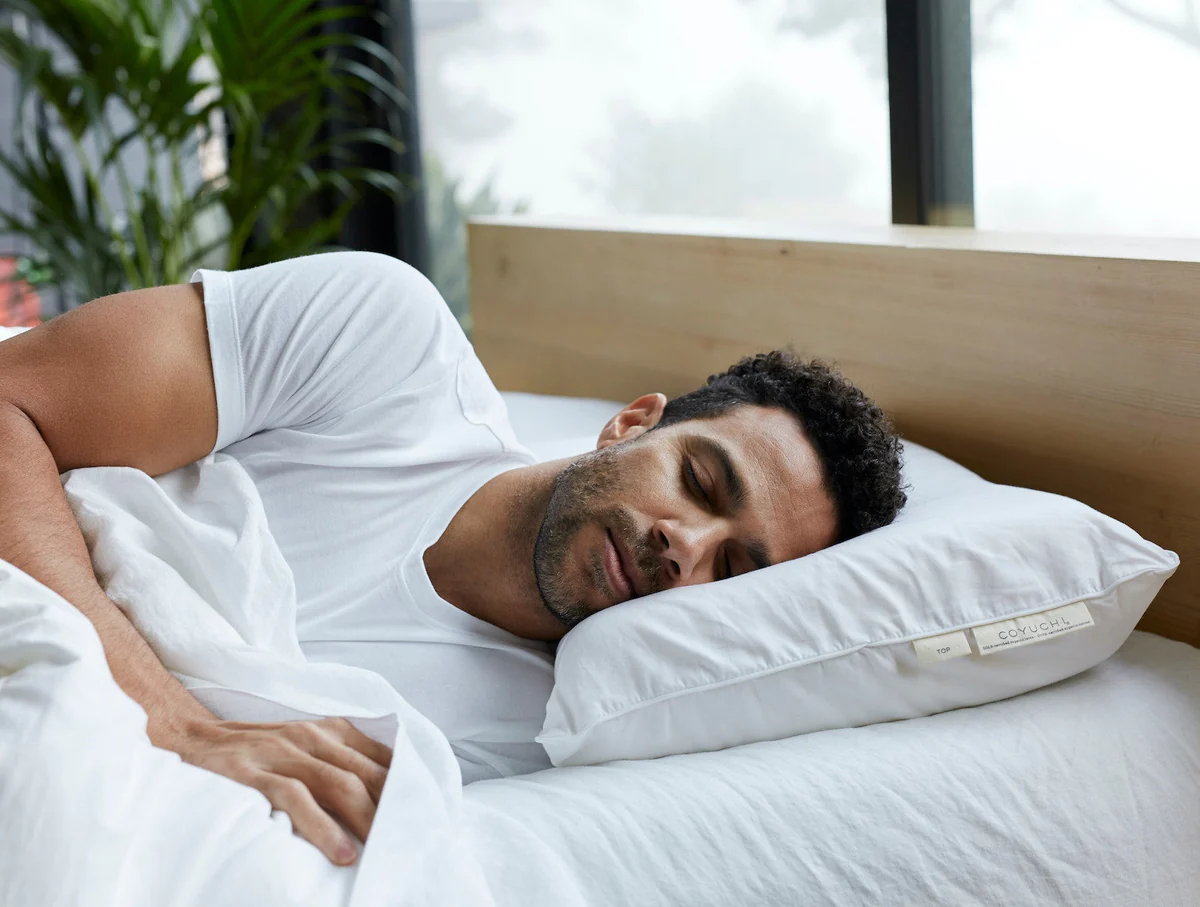 pdp lifestyle serenitypillow a sp21 model male 2654 cca73f87 f50f 4070 8eec 563fdaf62350.webp