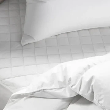 pdp organic bedding essentials plus bundle handheld 02 f18 fd68bf2c 2ba5 4155 b0ff d3b5f160d56f.webp