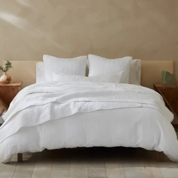 pdp pebbledhandstitched quilt alpinewhite sp23 1 11600 1 18f5d461 9ce3 4040 9b49 08334fb9d8d3.webp