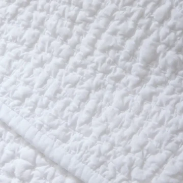 pdp pebbledhandstitched quilt alpinewhite sp23 details 11640 3 6236be22 a4ac 4bd9 b5f2 0a189bd64a34.webp
