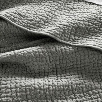 pebbledquilt duvetcover grey lifestyle details f17 v3 2 9c19aff2 f1c7 4645 aa28 789ec6e142f5.jpg